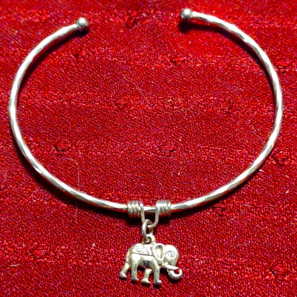Vintage silver elephant bracelet~trunks up for good luck!